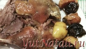 Утка с яблоками и черносливом